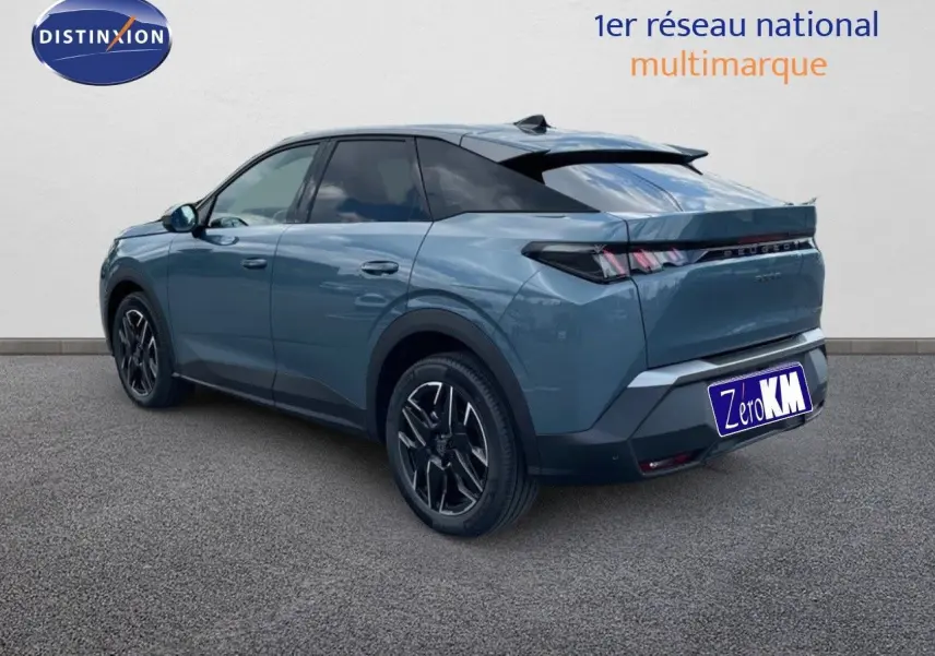 Peugeot 3008 Hybrid bleu Ingaro métal, vue 3/4 arrière côté gauche, avec jantes noires et toit noir.