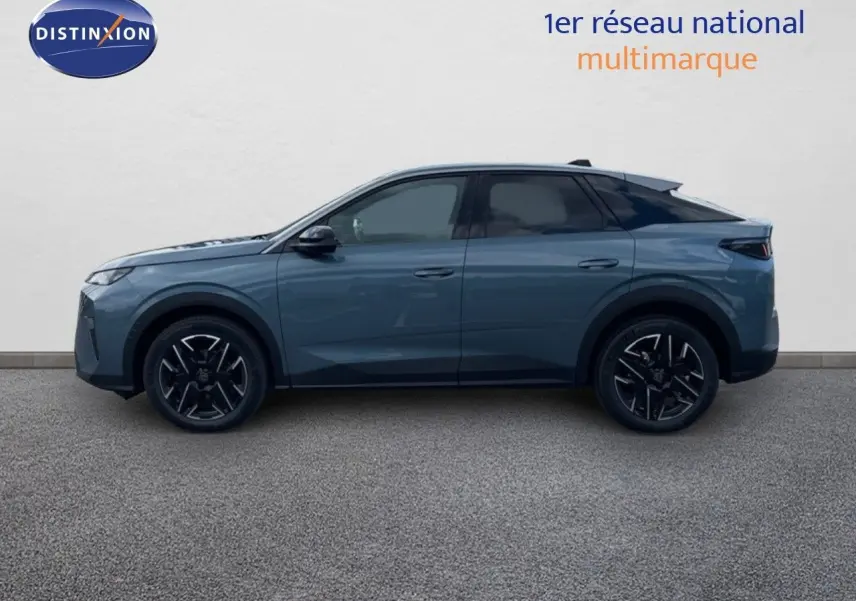Profil latéral gauche du Peugeot 3008 Hybrid 136ch Allure en bleu Ingaro Metal avec jantes noires stylisées.