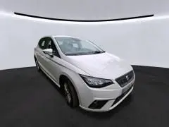 SEAT Ibiza 1.0 MPI 80CH STYLE blanche vue 3/4 avant, avec phares LED et jantes alliage 15 pouces dans un studio blanc.