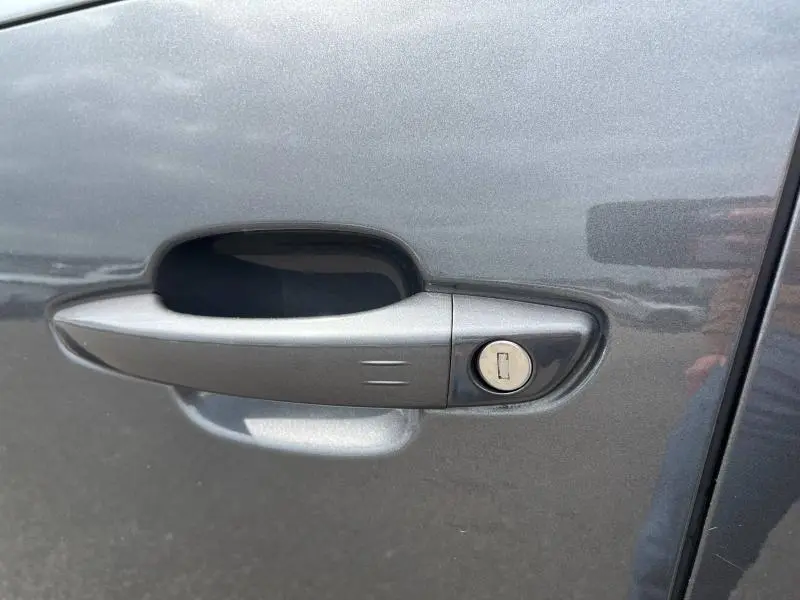 Poignée de porte côté gauche gris acier du Citroën C5 Aircross 2021 avec serrure intégrée visible.