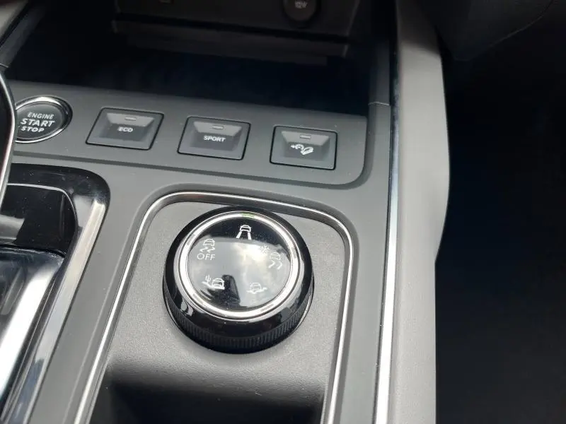 Gros plan sur la molette de sélection du Pack Grip Control dans la console centrale du Citroën C5 Aircross gris acier 2021.