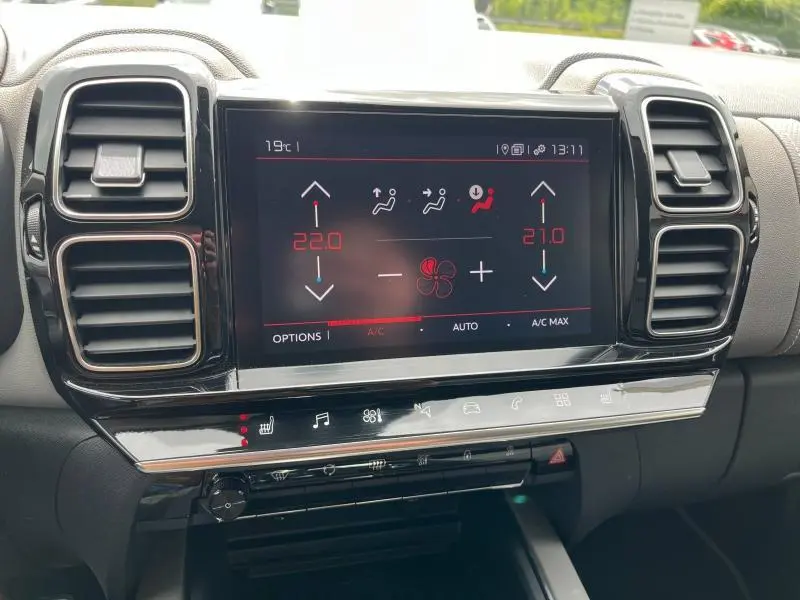 Écran tactile central du tableau de bord du Citroën C5 Aircross gris acier, affichant la climatisation automatique bi-zone.