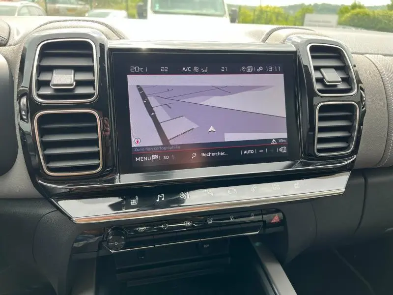 Tablette tactile centrale du Citroën C5 Aircross 2021 avec navigation et commandes climatisation visibles