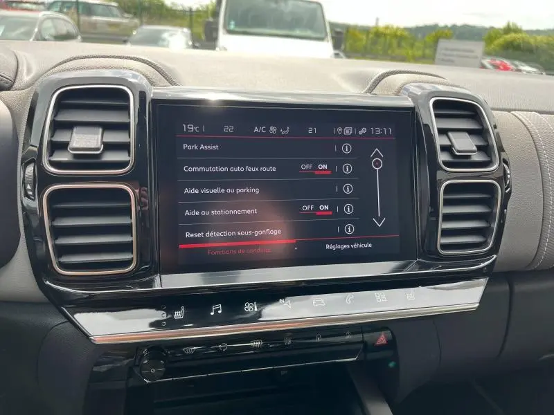Tableau de bord du Citroën C5 Aircross gris acier 2021 avec écran tactile affichant les aides à la conduite.