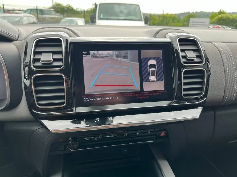 Écran tactile central du tableau de bord du Citroën C5 Aircross gris acier affichant la caméra de recul et l'aide au stationnement.