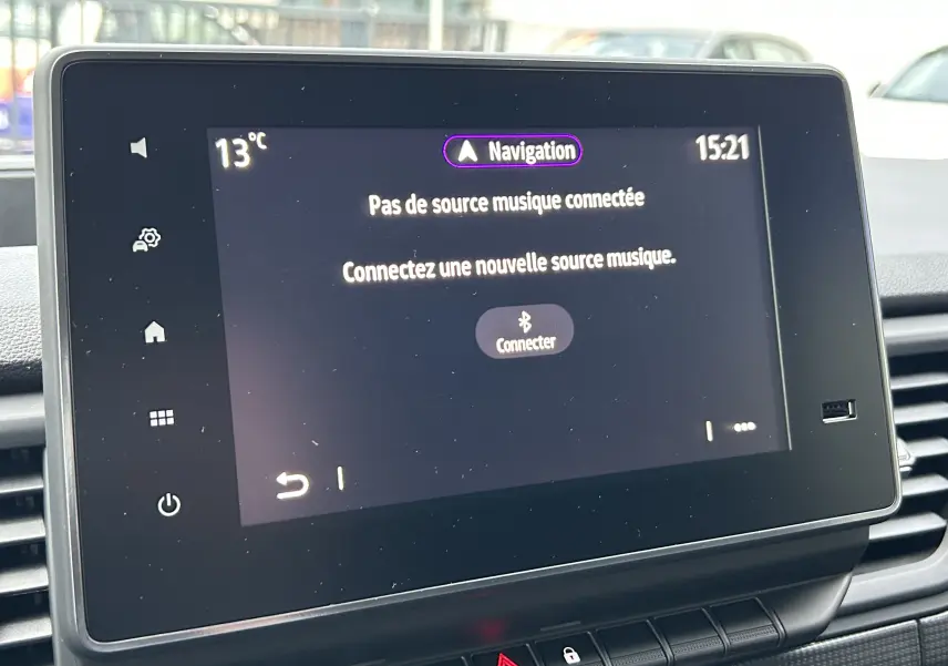 Écran tactile central du Renault Trafic Advance 2025 affichant le menu de connexion Bluetooth à la musique, vue de face.