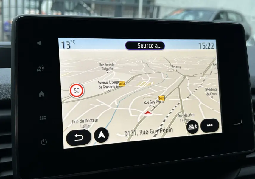 Écran tactile du système de navigation du Renault Trafic Fourgon, affichant une carte routière en intérieur.