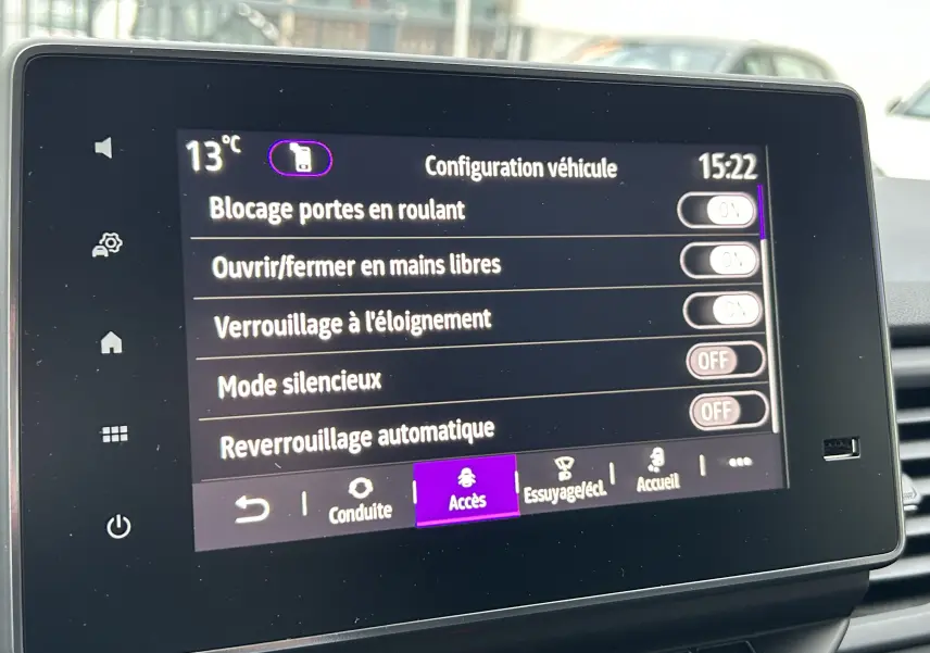 Écran tactile intérieur du Renault Trafic Fourgon Advance 2025 affichant les options de configuration véhicule.