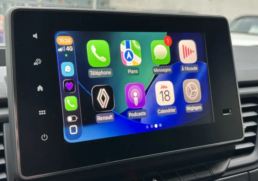 Écran tactile central du tableau de bord du Renault Trafic Fourgon 2025 affichant les applications connectées.