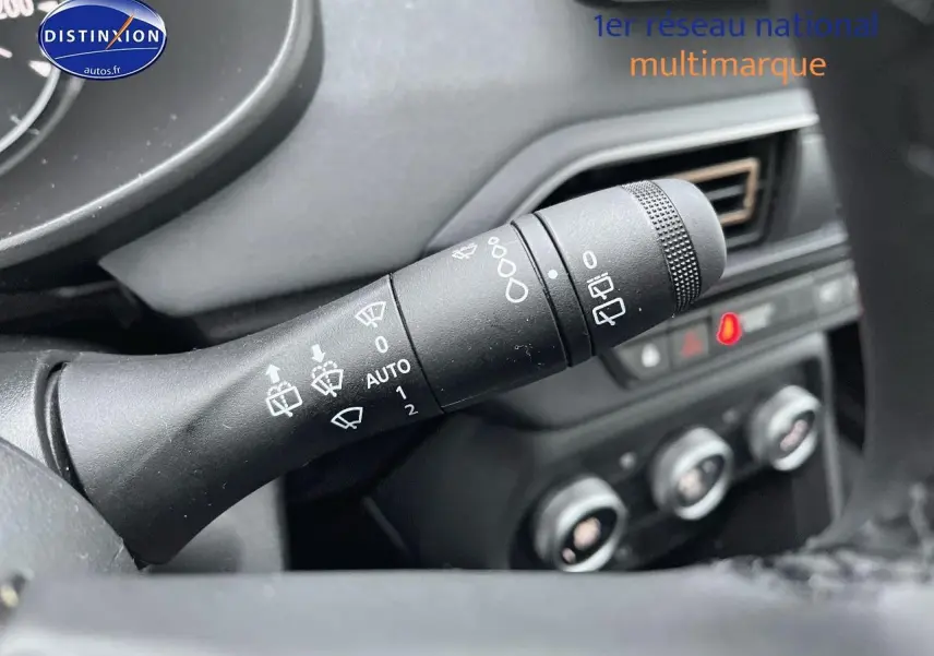 Gros plan sur la commande des essuie-glaces dans l’habitacle noir du Dacia Jogger blanc, version 2025.