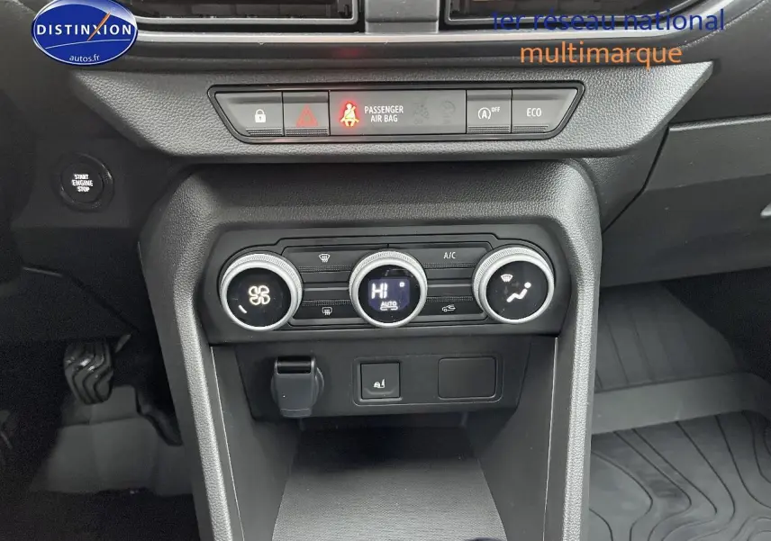 Vue rapprochée de la console centrale noire du Dacia Jogger 2025 avec commandes climatisation et bouton start/stop.