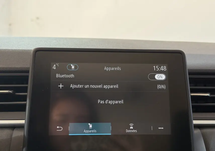Écran tactile central du tableau de bord du Renault Captur bleu, affichant la connexion Bluetooth activée.