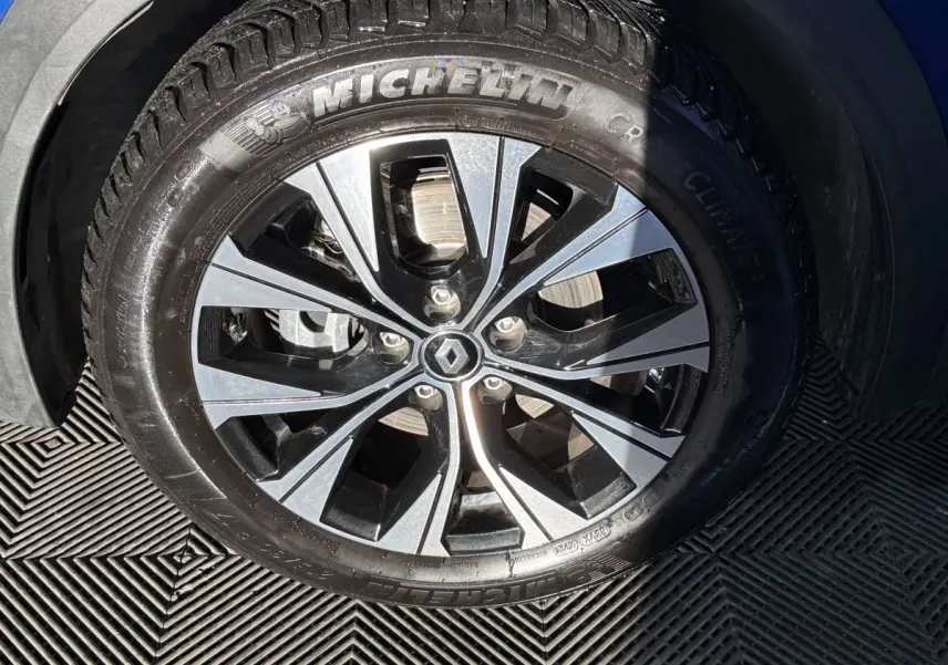 Gros plan sur la jante alliage bicolore avec logo Renault au centre, montée sur pneu Michelin CrossClimate 2.