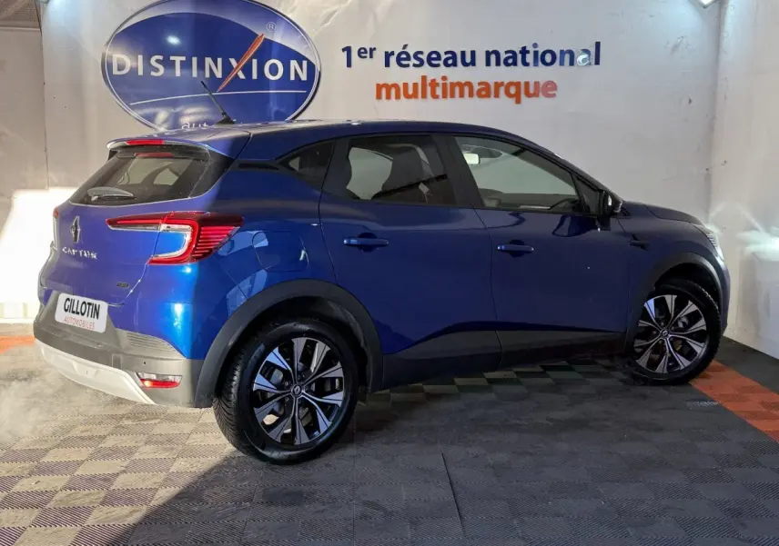 Renault Captur bleu en vue profil droit, mettant en valeur ses jantes alliage et feux arrière LED distinctifs.