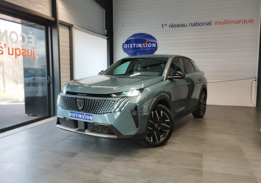Peugeot 3008 hybride bleu azur en 3/4 avant droit dans un showroom avec calandre distinctive et jantes noires.