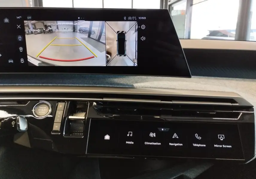 Vue rapprochée de l’écran incurvé et flottant du tableau de bord du Peugeot 3008 Bleu Azul avec commandes tactiles.