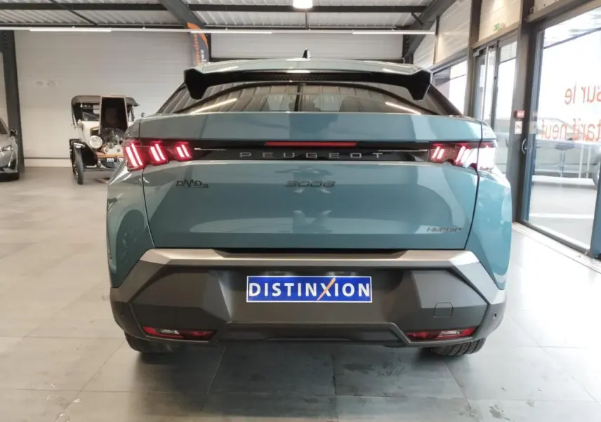 Vue arrière d'un Peugeot 3008 hybride bleu Azul avec feux arrière à LED 3 griffes et bandeau noir laqué.