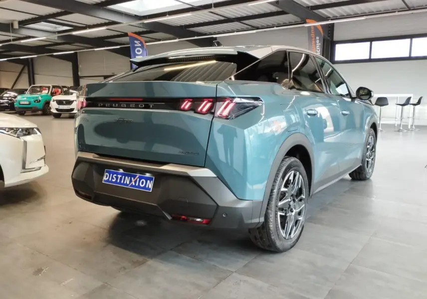 Vue 3/4 arrière droite d’un Peugeot 3008 hybride bleu métallisé avec feux arrière à LED en forme de griffes.