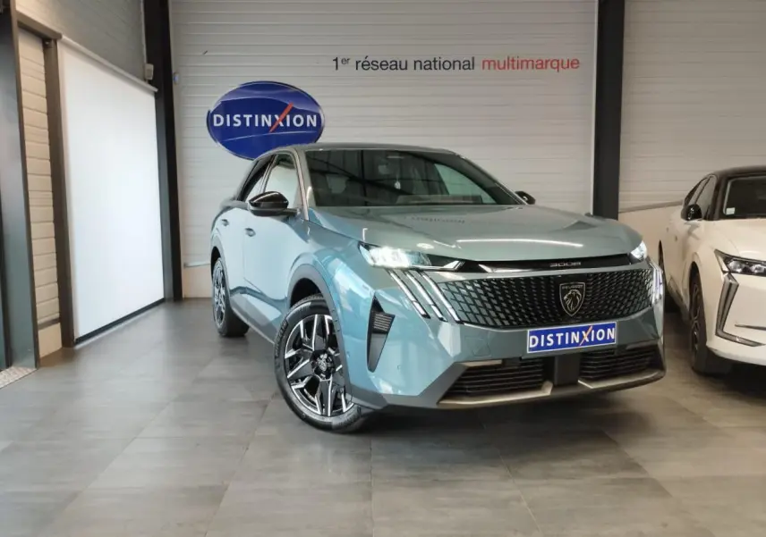 Peugeot 3008 hybride bleu Azur en 3/4 avant droit avec calandre noire et jantes alliage 19 pouces diamantées.