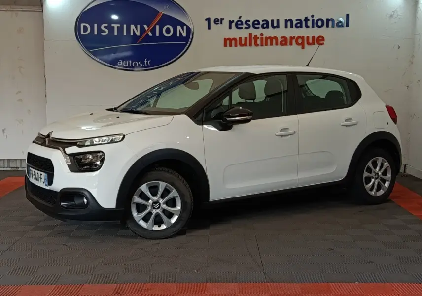 Citroën C3 blanc vue de profil côté gauche, avec jantes alliage et détails noirs contrastants.