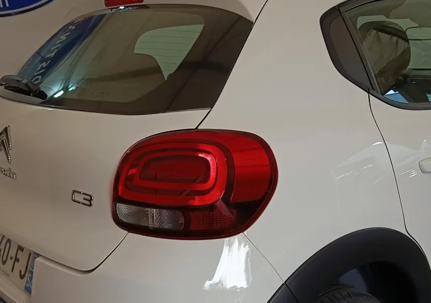 Vue arrière droite d'une Citroën C3 blanche de 2020, avec feu arrière rouge et logo C3 visible.