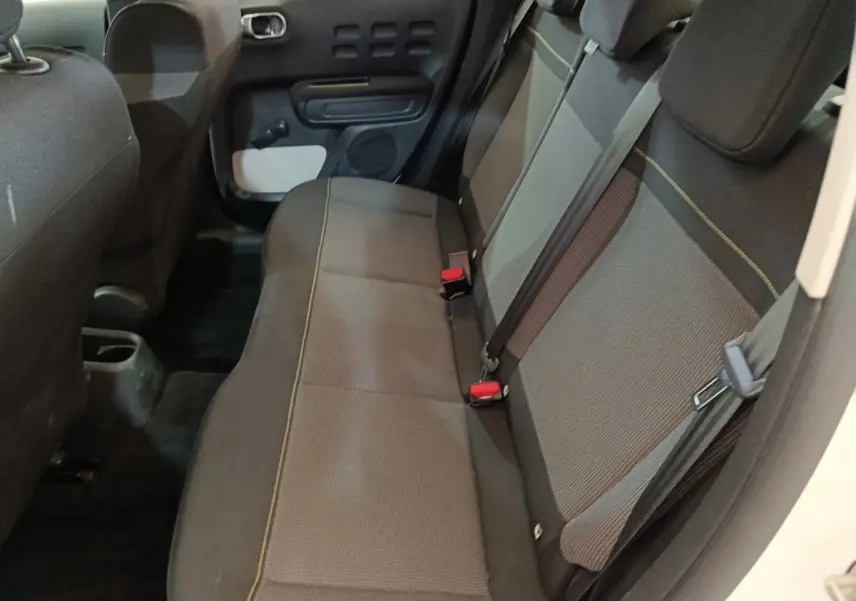 Vue intérieure côté droit sur la banquette arrière grise de la Citroën C3 2020 avec ceintures de sécurité visibles.