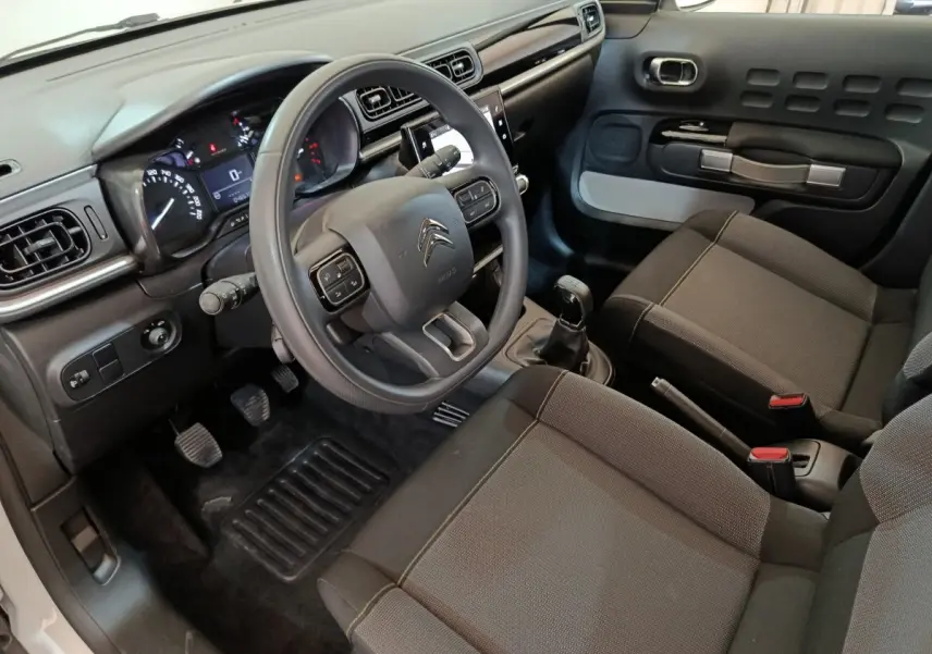 Vue intérieure côté conducteur de la Citroën C3 2020, tableau de bord noir avec écran tactile et volant multifonction.