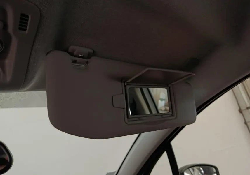 Détail intérieur sur le pare-soleil côté conducteur de la Citroën C3 blanche, avec miroir de courtoisie visible.