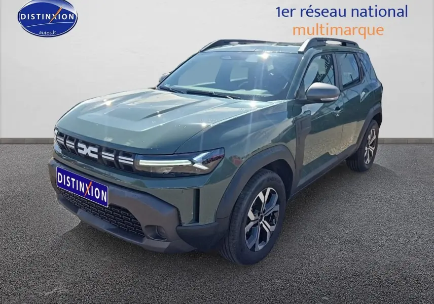 Dacia Duster vert kaki vu en 3/4 avant droit, avec barres de toit et jantes alliage distinctives.