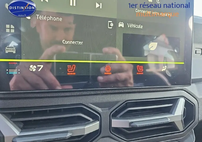 Détail de l'écran tactile et des aérateurs du tableau de bord du Dacia Duster 2025 avec commandes clim et sièges chauffants.