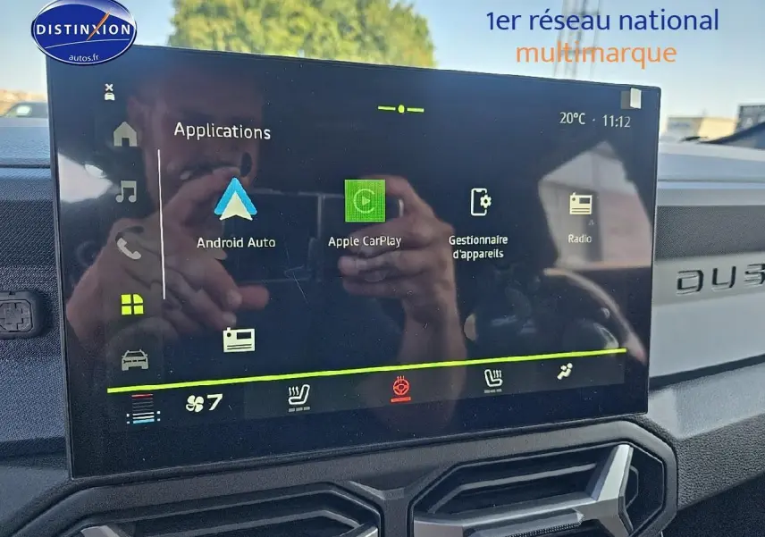 Écran tactile central du tableau de bord du Dacia Duster 2025 avec interface Apple CarPlay et Android Auto.