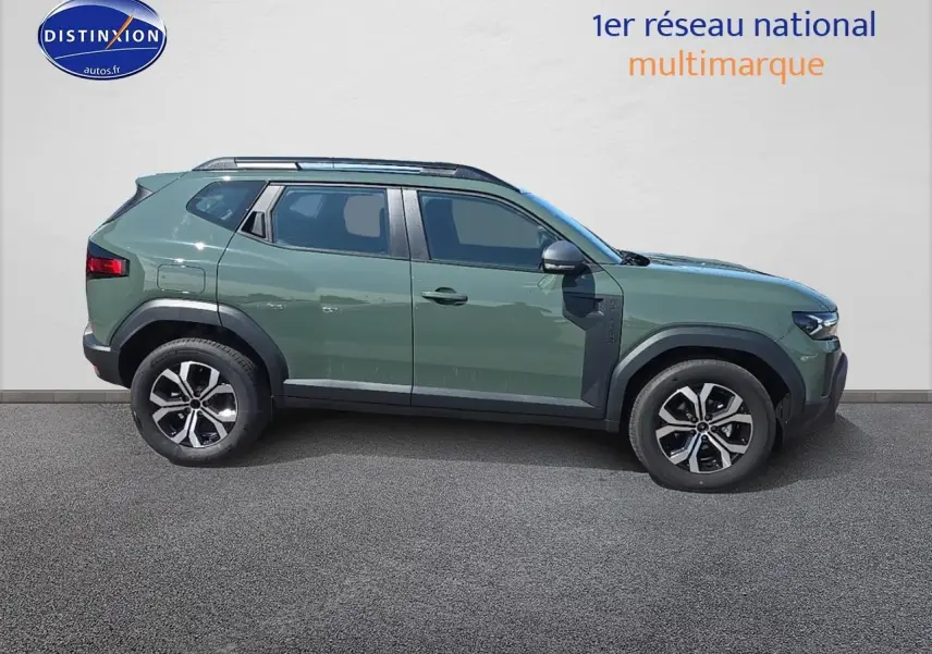 Profil droit du Dacia Duster 2025 vert kaki avec barres de toit et jantes alu distinctives.