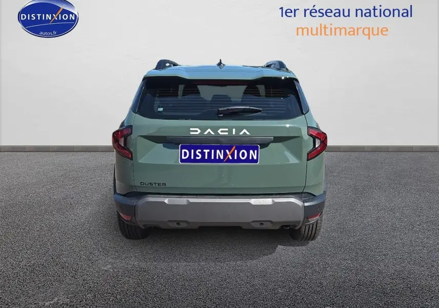 Vue arrière d'un Dacia Duster vert kaki 2025 avec logo DACIA et bouclier arrière gris foncé.