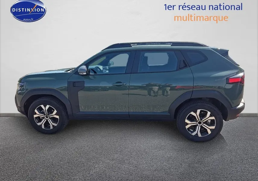 Profil latéral gauche du Dacia Duster 2025 vert kaki avec jantes alu et barres de toit visibles.