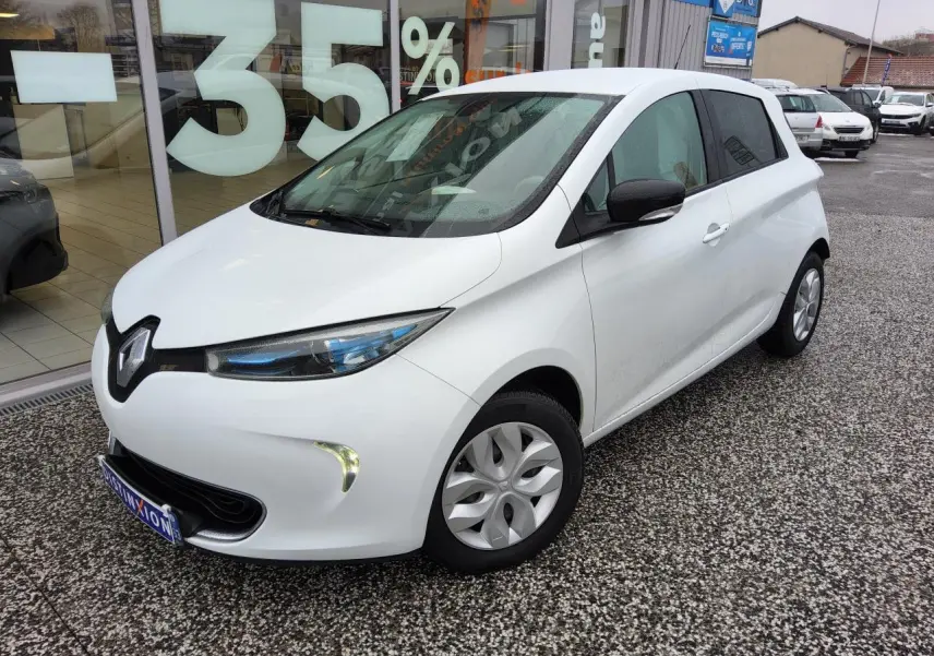 Renault ZOE électrique blanc vue 3/4 avant droit, avec phares LED et rétroviseurs noirs brillants.