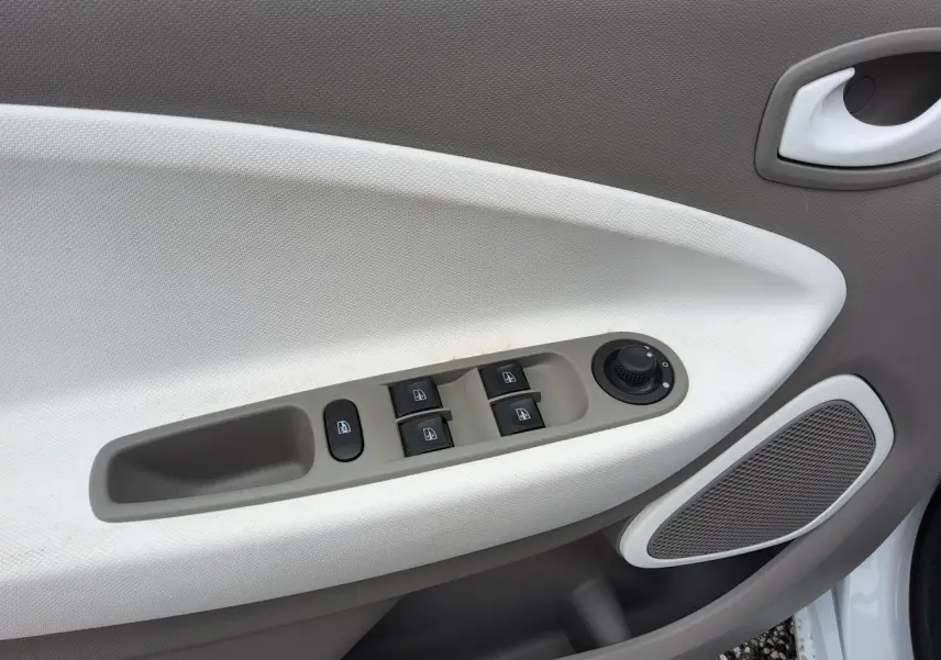 Panneau de porte avant gauche blanc de Renault ZOE Z.E. R240 Life avec commandes électriques et haut-parleur intégré.