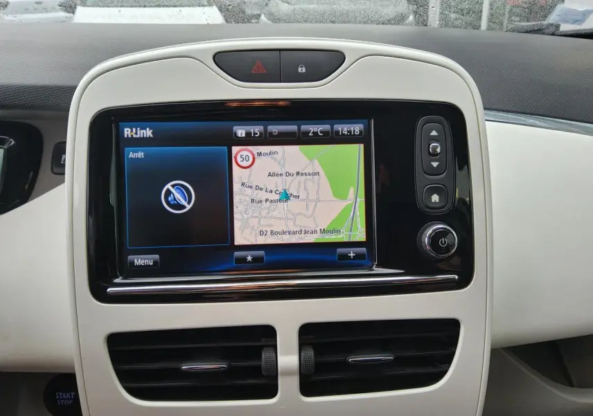 Tableau de bord blanc de Renault ZOE Z.E. R240 Life 2016 avec écran R-Link affichant navigation et commandes.