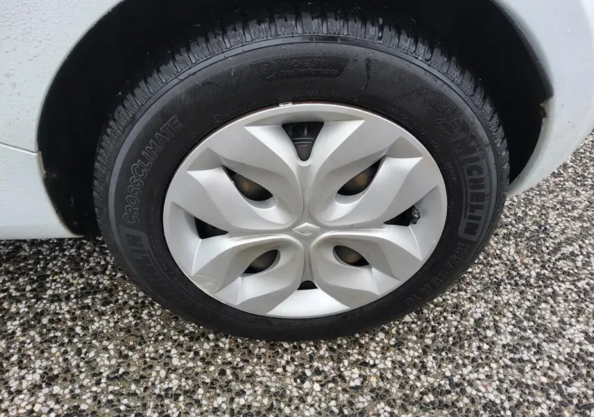 Gros plan sur la roue arrière droite d'une Renault ZOE blanche, mettant en valeur le pneu Michelin et l'arche de roue.