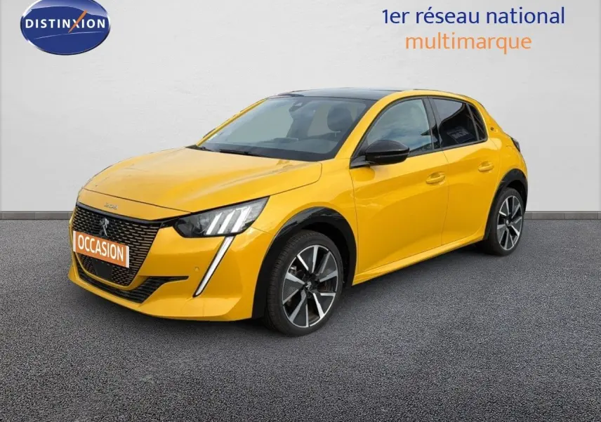 PEUGEOT 208 électrique jaune Faro avec toit noir, vue 3/4 avant droit sur fond neutre.