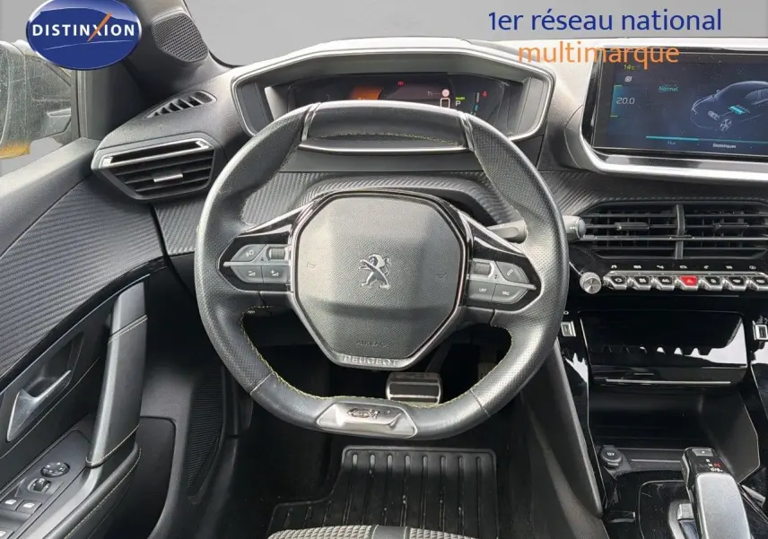 Vue intérieure centrée sur le volant compact et le tableau de bord numérique de la Peugeot 208 électrique 2020.