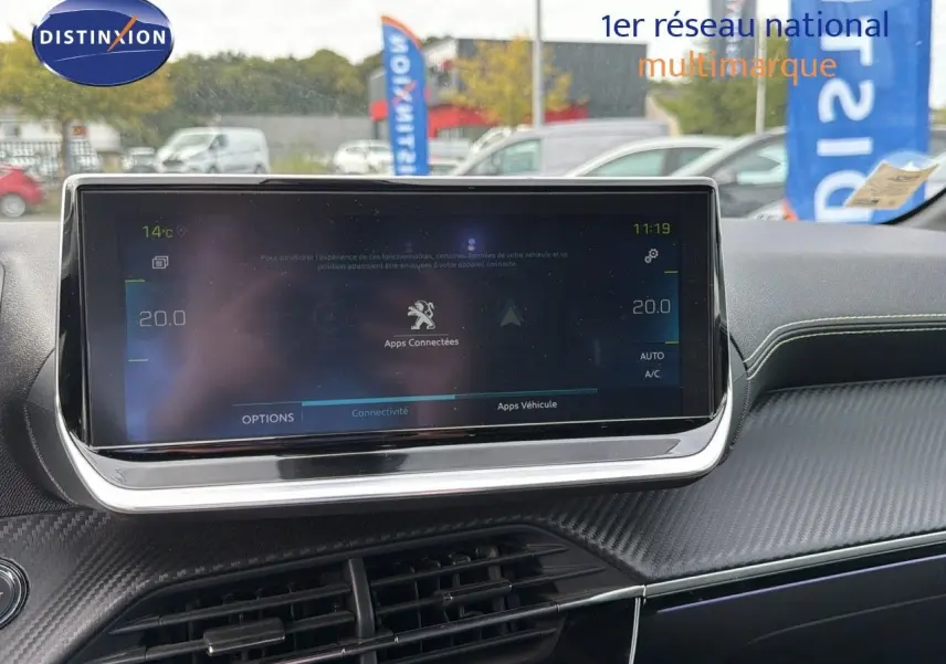 Écran tactile central du tableau de bord d'une Peugeot 208 électrique 2020, finition GT Line.