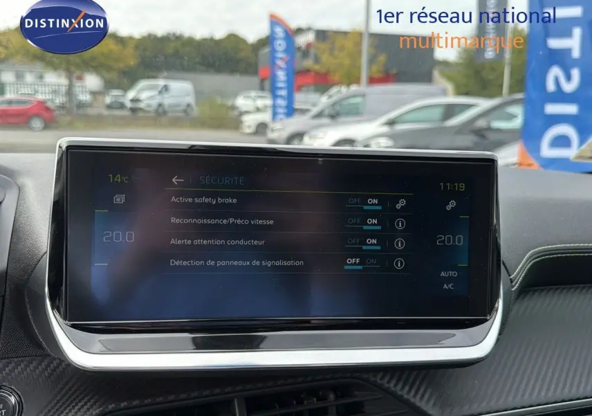 Écran tactile central affichant les options de sécurité du tableau de bord d'une Peugeot 208 électrique 2020.