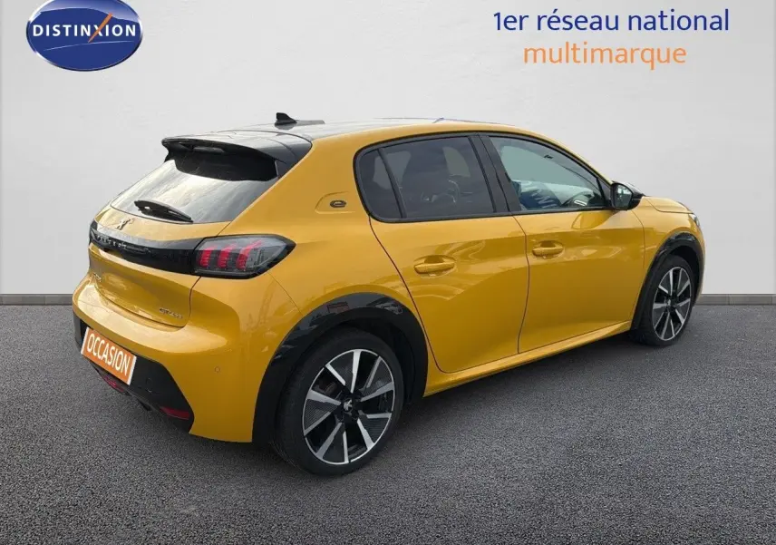 Peugeot 208 électrique jaune Faro avec toit noir, vue 3/4 arrière côté gauche sur fond neutre.