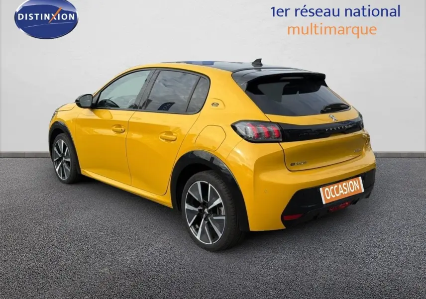Peugeot 208 électrique jaune Faro avec toit noir, vue 3/4 arrière côté gauche sur fond neutre.