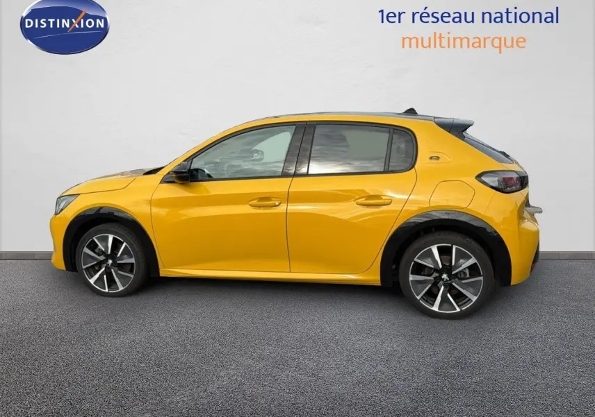 Profil côté gauche de la Peugeot 208 électrique jaune Faro avec toit noir, jantes alliage et lignes dynamiques.