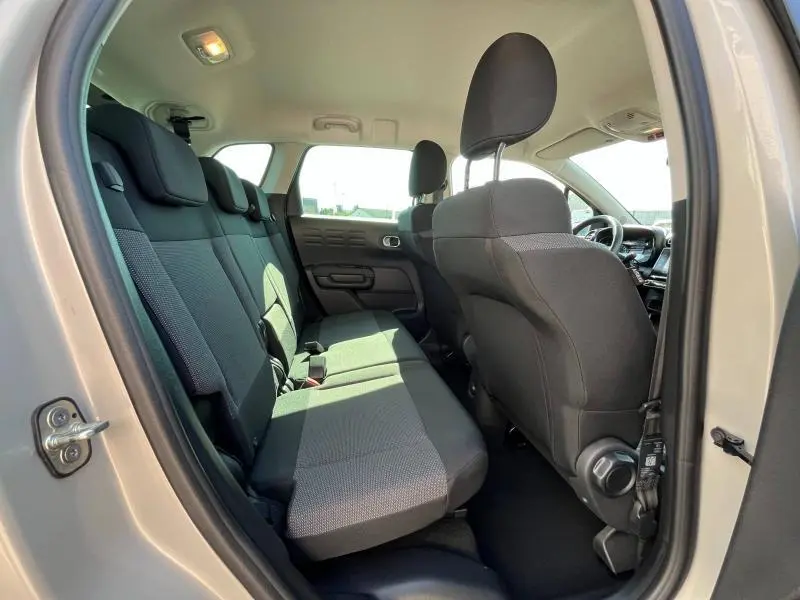 Vue intérieure arrière côté gauche du Citroën C3 Aircross 2018 sable avec sièges tissu Mica Grey et banquette 3 places.