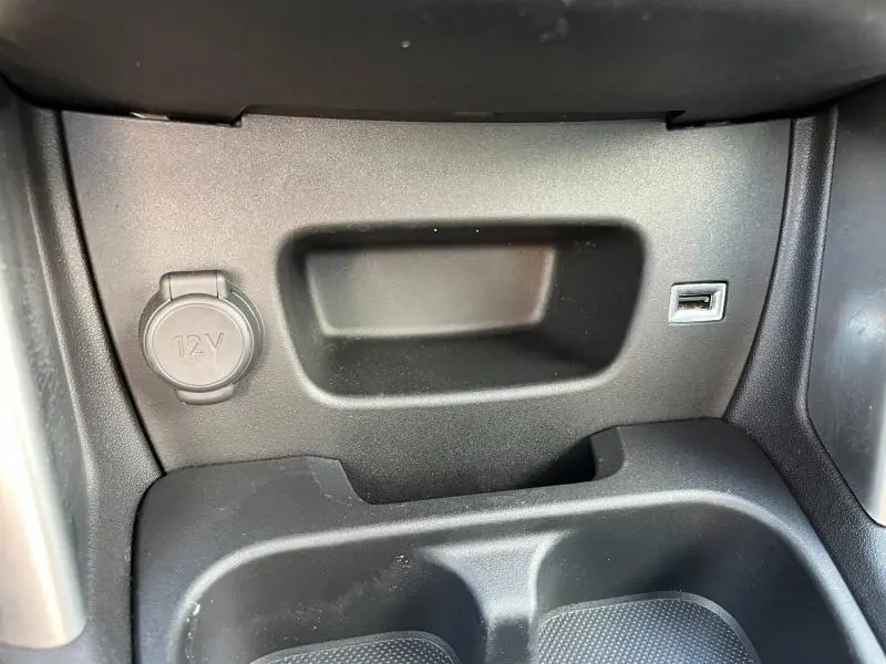 Prise 12V et port USB en gros plan dans la console centrale d'une Citroën C3 Aircross 2018 finition Shine.