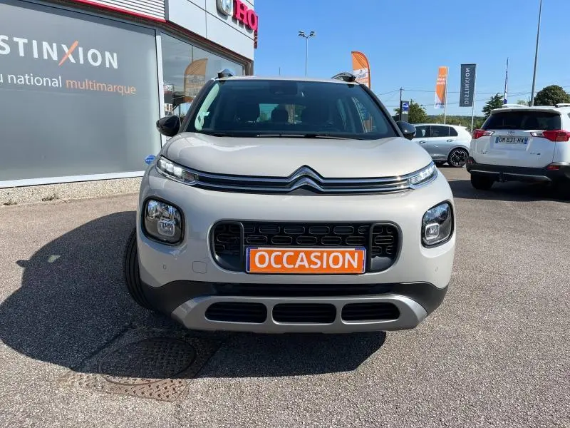 Citroën C3 Aircross BlueHDi 100ch Shine sable vue de face avec calandre noire et plaque "OCCASION" orange.