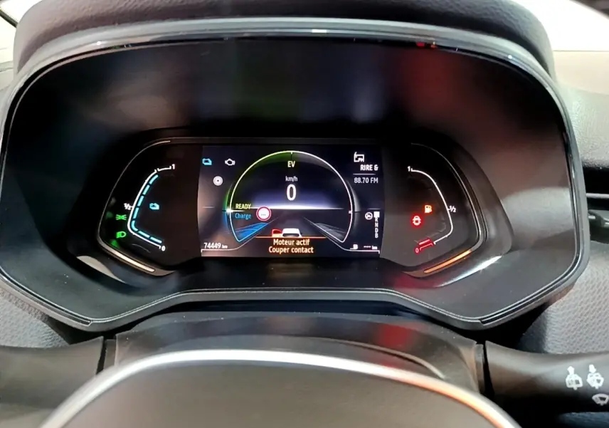 Tableau de bord numérique de Renault Clio Business E-TECH 140, affichage multifonctions avec compteurs colorés.