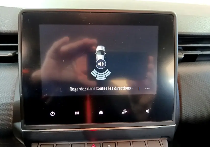 Écran tactile central de la Renault Clio Business E-TECH 140 2022 affichant l'alerte de détection d'obstacles.